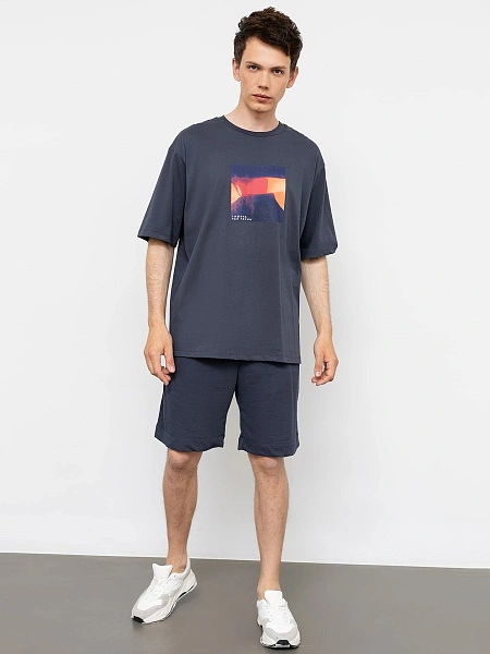 картинка Свободные шорты для мужчин в графитовом цвете от магазина мужской одежды Mark Formelle