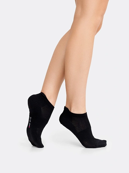 картинка Короткие женские носки черного цвета с антибактериальной обработкой от магазина стильной одежды Mark Formelle