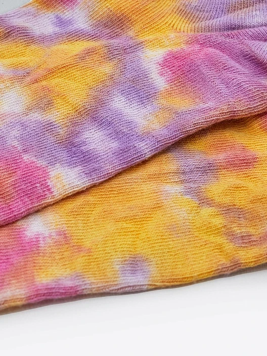 Короткие женские носки в технике тай-дай с фиолетовыми вкраплениями - 4