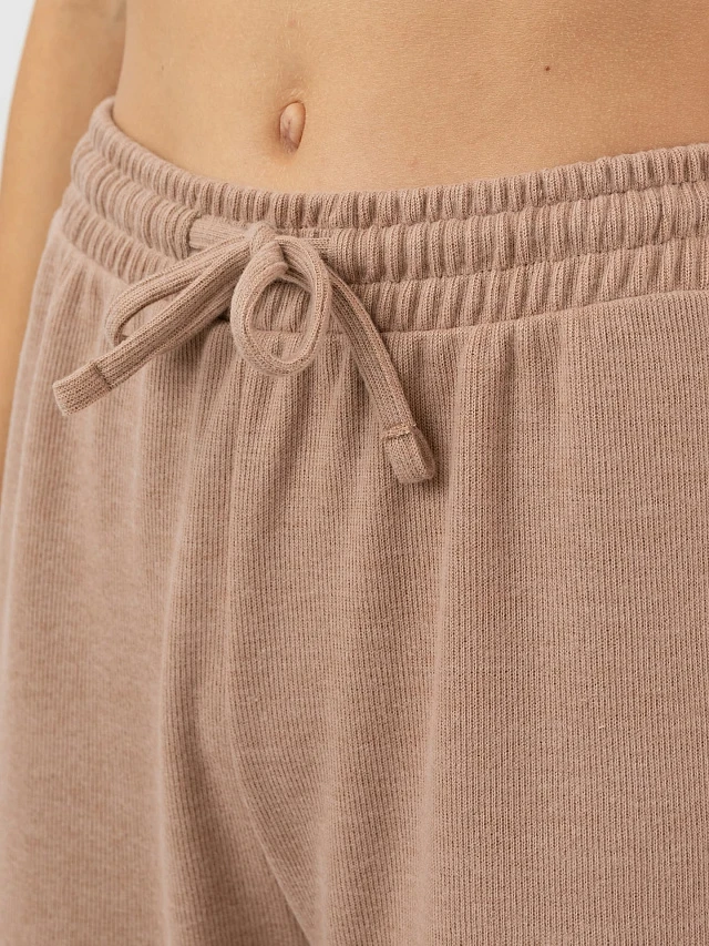 Однотонные брюки свободного силуэта в кофейном оттенке - 4