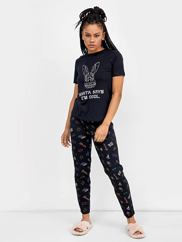 Хлопковый комплект черного цвета (футболка и брюки) с новогодним паттерном