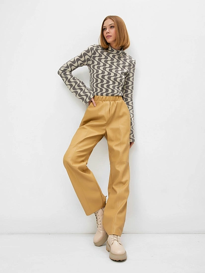 картинка Свободные прямые брюки из экокожи песочного цвета от магазина стильной одежды Mark Formelle