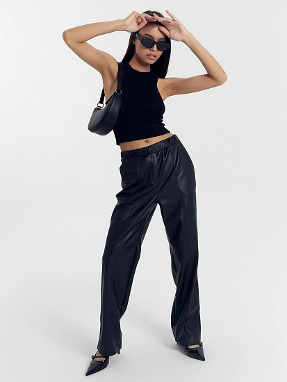 картинка Свободные прямые брюки из экокожи черного цвета от магазина стильной одежды Mark Formelle