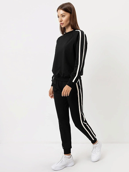 картинка Комплект женский (джемпер, брюки) в черном цвете с молочными полосками от магазина стильной одежды Mark Formelle
