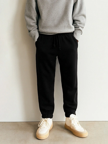 картинка Брюки-джоггеры для мальчиков в черном цвете от магазина одежды для мальчиков от бренда Mark Formelle