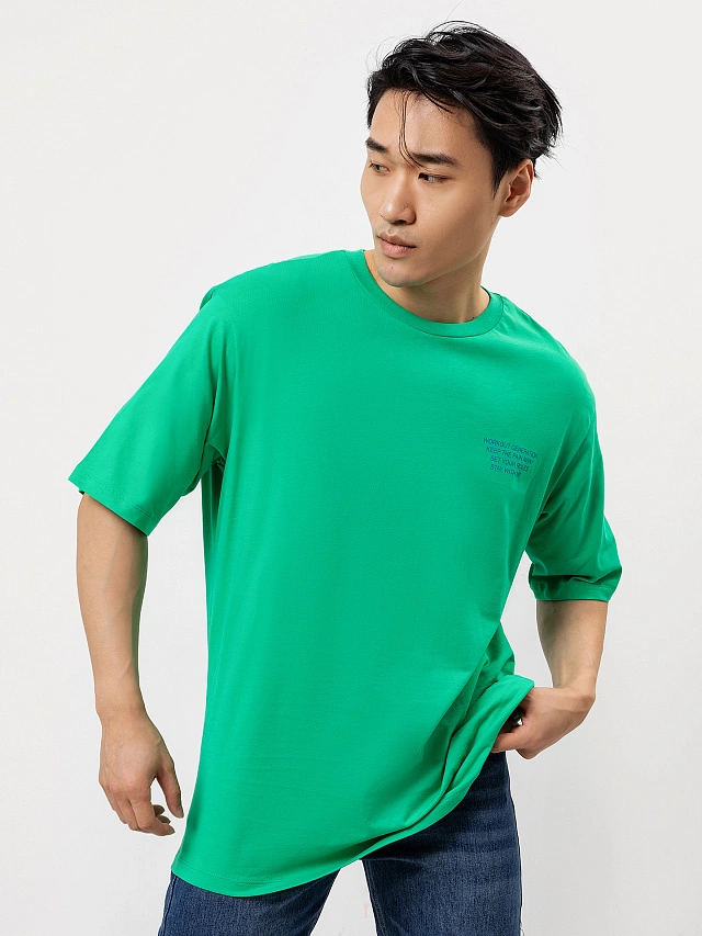 Футболка мужская в зеленом оттенке с печатью - 4