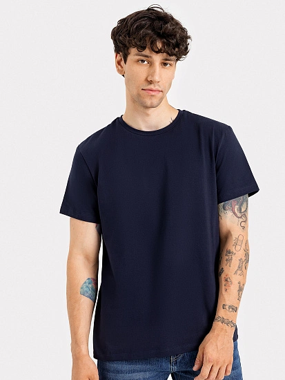 картинка Футболка мужская базовая темно-синяя однотонная от магазина мужской одежды Mark Formelle