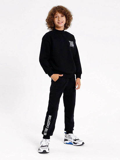картинка Комплект для мальчиков (джемпер, брюки) в черном цвете с печатью от магазина одежды для мальчиков от бренда Mark Formelle