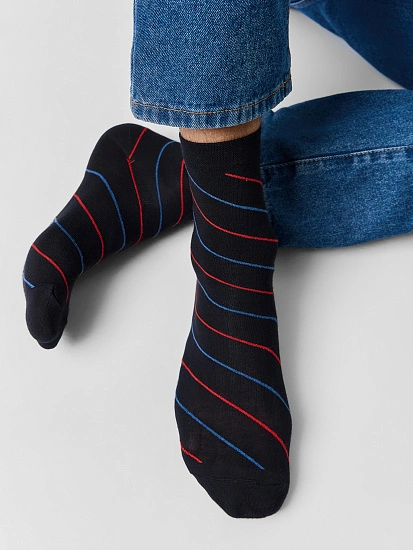 картинка Носки мужские черные с рисунком в виде косой полоски от магазина мужской одежды Mark Formelle