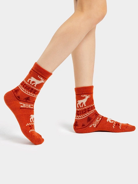 картинка Носки женские в оранжевом оттенке с новогодним дизайном от магазина стильной одежды Mark Formelle