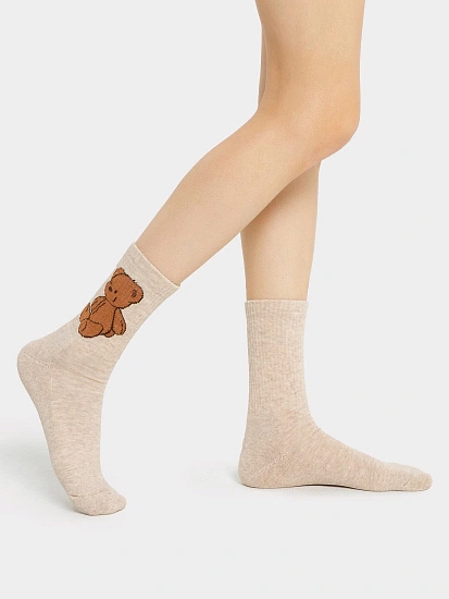картинка Носки женские бежевые с плюшевым следом и рисунком в виде медведей от магазина стильной одежды Mark Formelle