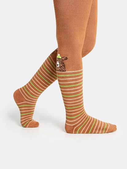 картинка Колготки детские коричневые для девочек с рисунком в виде поперечных полосок и медведя от известного бренда одежды для девочек Mark Formelle