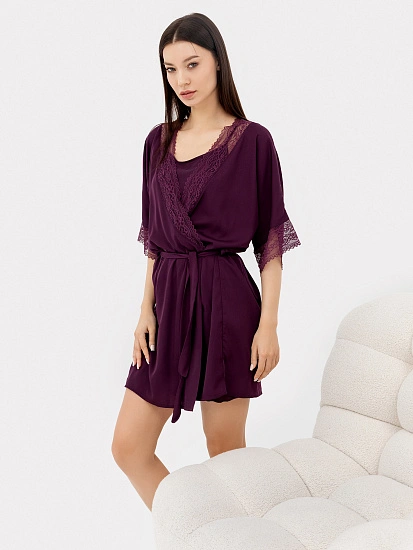 картинка Пеньюар женский в фиолетовом цвете с кружевными деталями от магазина стильной одежды Mark Formelle