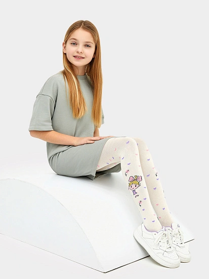 картинка Колготки детские в молочном цвете с рисунком в виде девочек от известного бренда одежды для девочек Mark Formelle