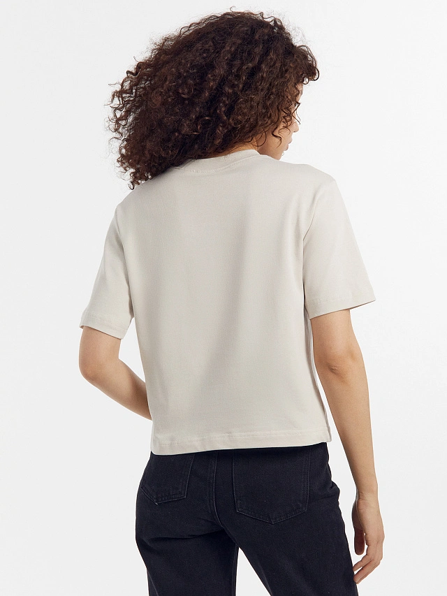 Футболка женская в бежевом цвете - 2