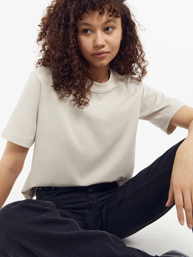 Футболка женская в бежевом цвете - 6