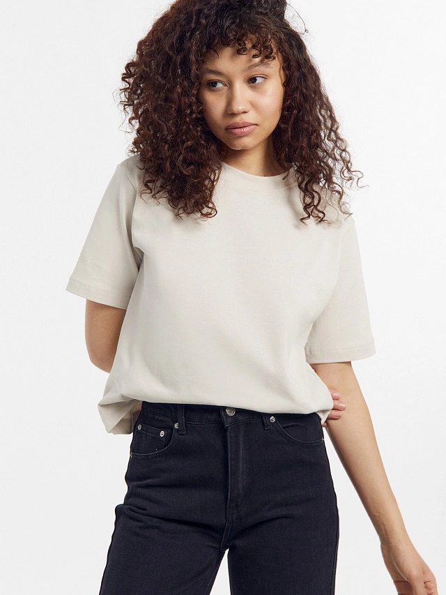 Футболка женская в бежевом цвете - 7