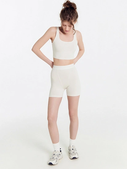 картинка Комплект женский (топ, шорты) в бежевом цвете  от магазина стильной одежды Mark Formelle