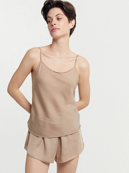 картинка Комплект женский (топ, шорты) в бежевом цвете от магазина стильной одежды Mark Formelle