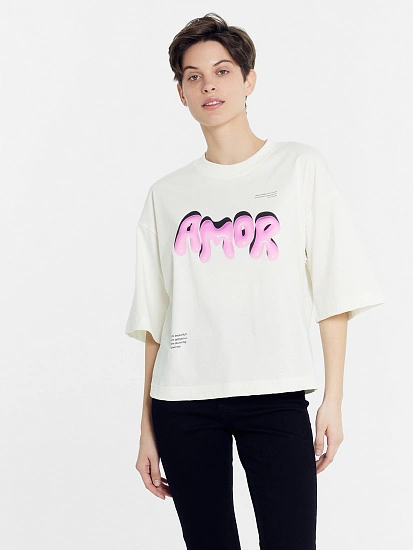 картинка Футболка женская светло-молочная с печатью от магазина стильной одежды Mark Formelle