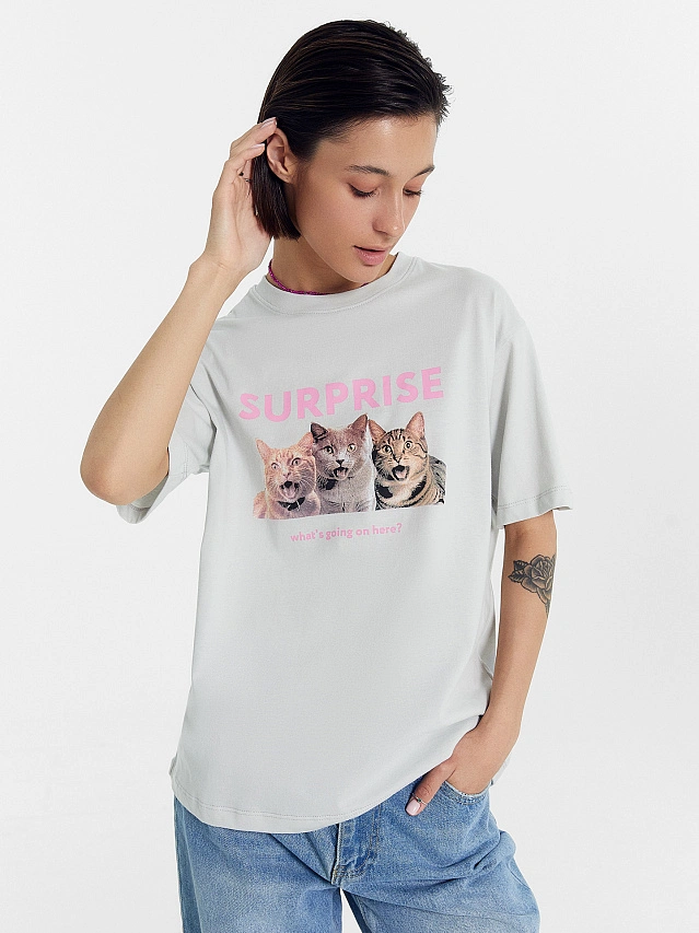 Футболка женская серая с принтом "Surprise what's going on here" - 6