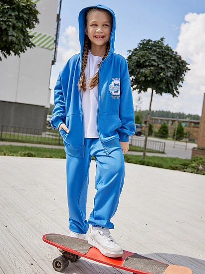 картинка Комплект для девочек (жакет, брюки) синий с печатью от известного бренда одежды для девочек Mark Formelle