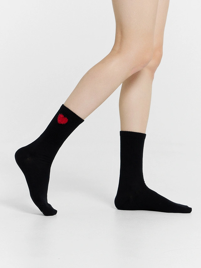 Носки женские черные с рисунком пушистого сердечка - 2