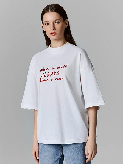 картинка Футболка женская с вышивкой "When in doubt always blame a man" от магазина стильной одежды Mark Formelle