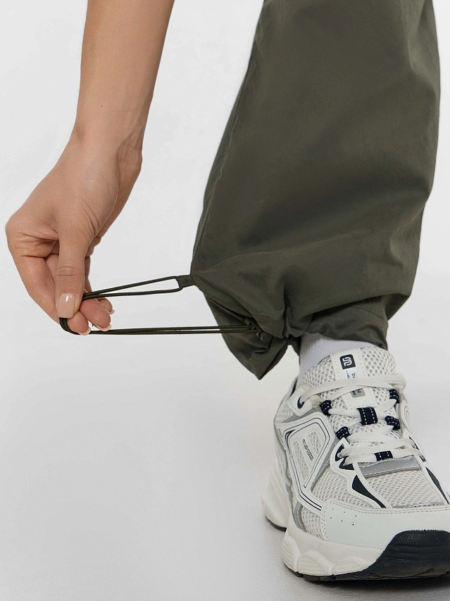 Брюки женские в цвете темный хаки - 10