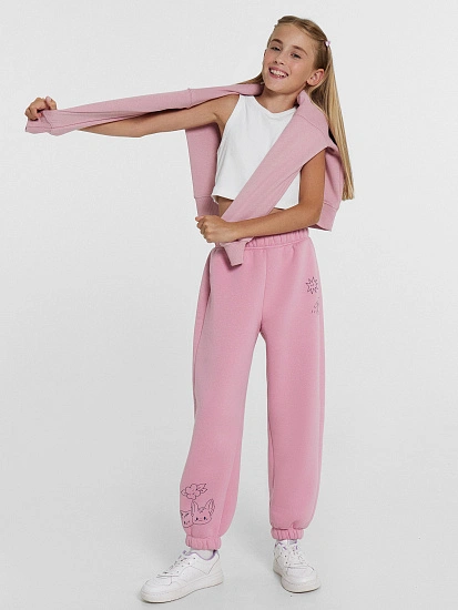 картинка Брюки для девочек пыльно-розовые с печатью от известного бренда одежды для девочек Mark Formelle
