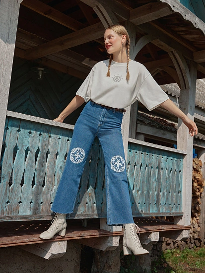 картинка Футболка женская светло-молочная с печатью от магазина стильной одежды Mark Formelle