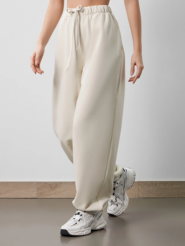 Брюки женские в бело-бежевом цвете - 2