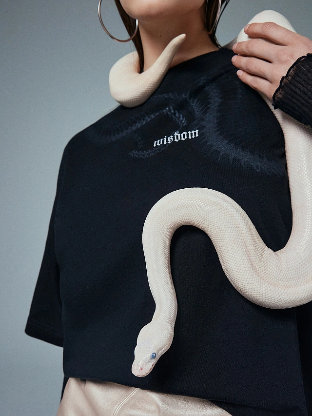 Футболка женская черная с печатью - 2