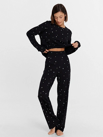 картинка Комплект женский (джемпер, брюки) черный со звездной россыпью от магазина стильной одежды Mark Formelle