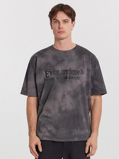 картинка Футболка мужская в цвете винтажный серый с вышивкой от магазина мужской одежды Mark Formelle