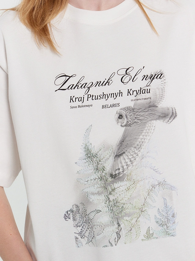 Футболка женская белая из коллекции «Zakaзnik El’nya / Заказник Ельня» - 4