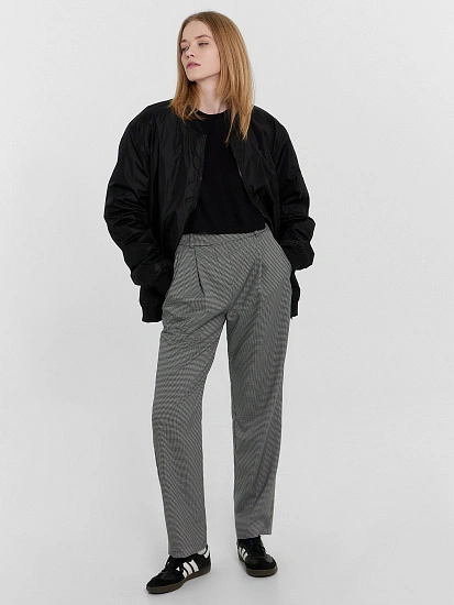 картинка Брюки женские серые с паттерном "мелкая гусиная лапка" от магазина стильной одежды Mark Formelle