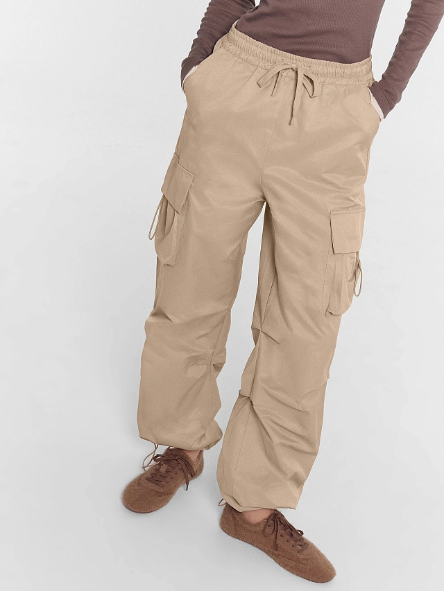 Брюки женские в пыльно-бежевом цвете - 9