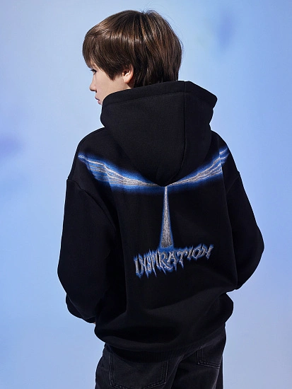 картинка Худи для мальчиков черное с принтом от магазина одежды для мальчиков от бренда Mark Formelle