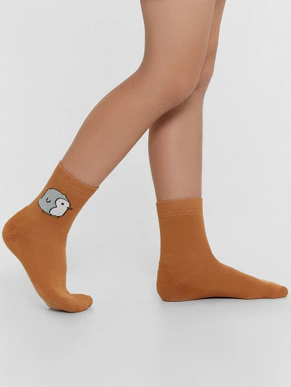 картинка Носки детские коричневые с узором в виде пингвина от известного бренда одежды для девочек Mark Formelle