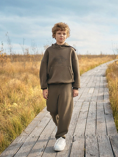 картинка Брюки для мальчиков коричневые из коллекции "Zakaзnik El’nya / Заказник Ельня" от магазина одежды для мальчиков от бренда Mark Formelle