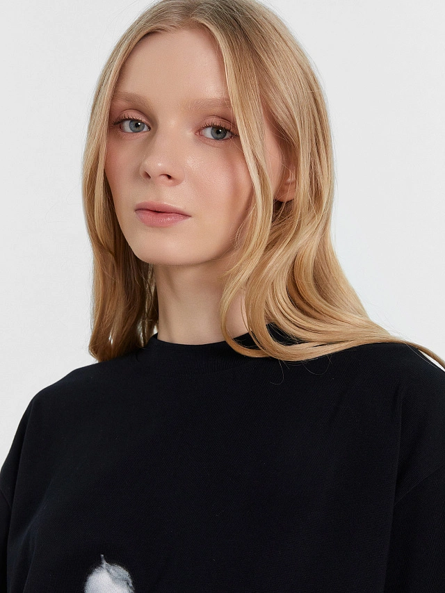 Футболка женская черная с принтом - 4