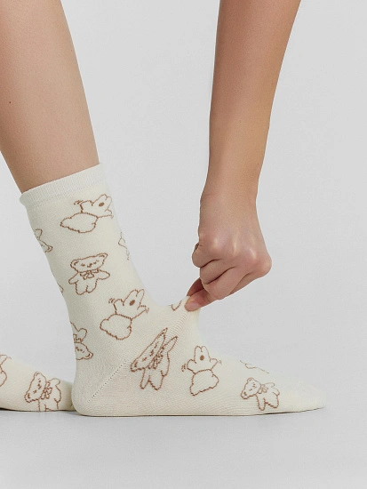 картинка Носки женские кремовые с узором в виде медвежат от магазина стильной одежды Mark Formelle