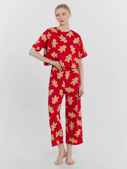 картинка Пижама женская красная с принтом "Пряничные человечки" от магазина стильной одежды Mark Formelle
