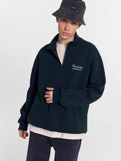 картинка Толстовка мужская зеленая с вышивкой на груди в виде надписи  от магазина мужской одежды Mark Formelle