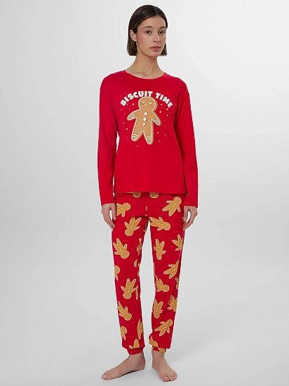 картинка Пижама женская красная с принтом "пряничные человечки" и надписью "biscuit time" от магазина стильной одежды Mark Formelle