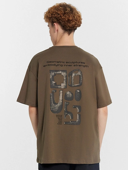 картинка Футболка мужская коричневая с принтом на спинке  от магазина мужской одежды Mark Formelle