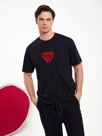 Футболка мужская черная с вышивкой в виде сердца