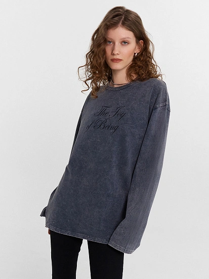 картинка Джемпер женский черный с обработкой эйсид и надписью "The joy of being"  от магазина стильной одежды Mark Formelle