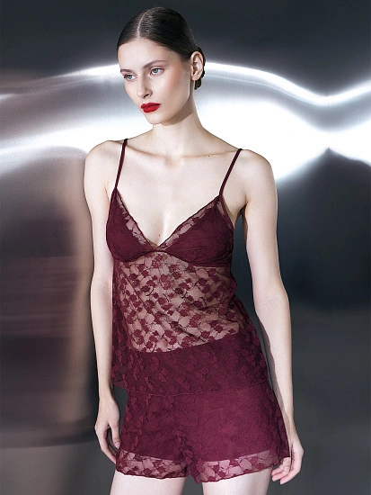 картинка Комплект женский кружевной бордовый (топ и шорты) от магазина стильной одежды Mark Formelle